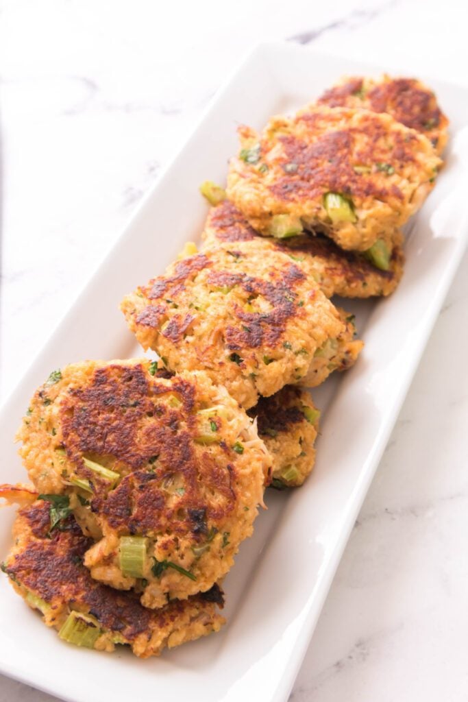 Crab cakes on a. plate