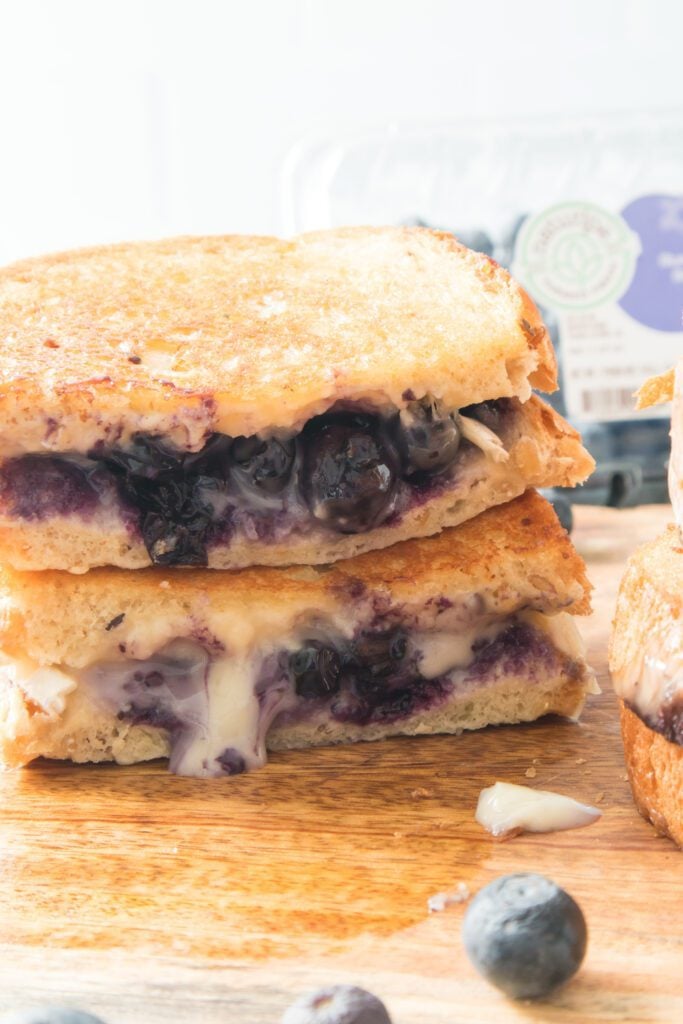 blueberry brie grilled cheese sandwiches