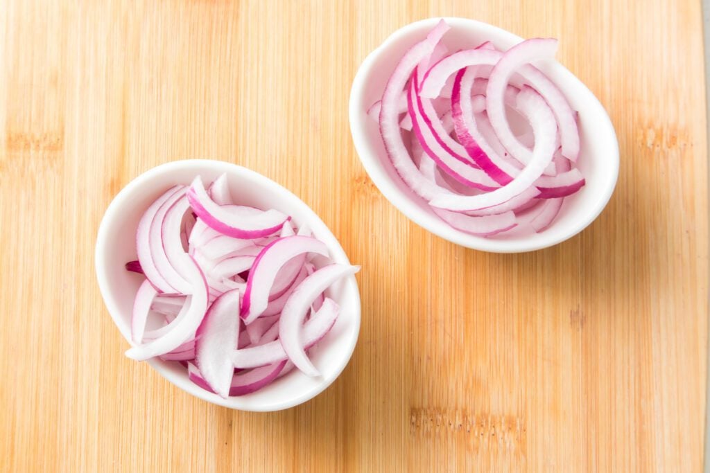 how to cut an onion: julienne 