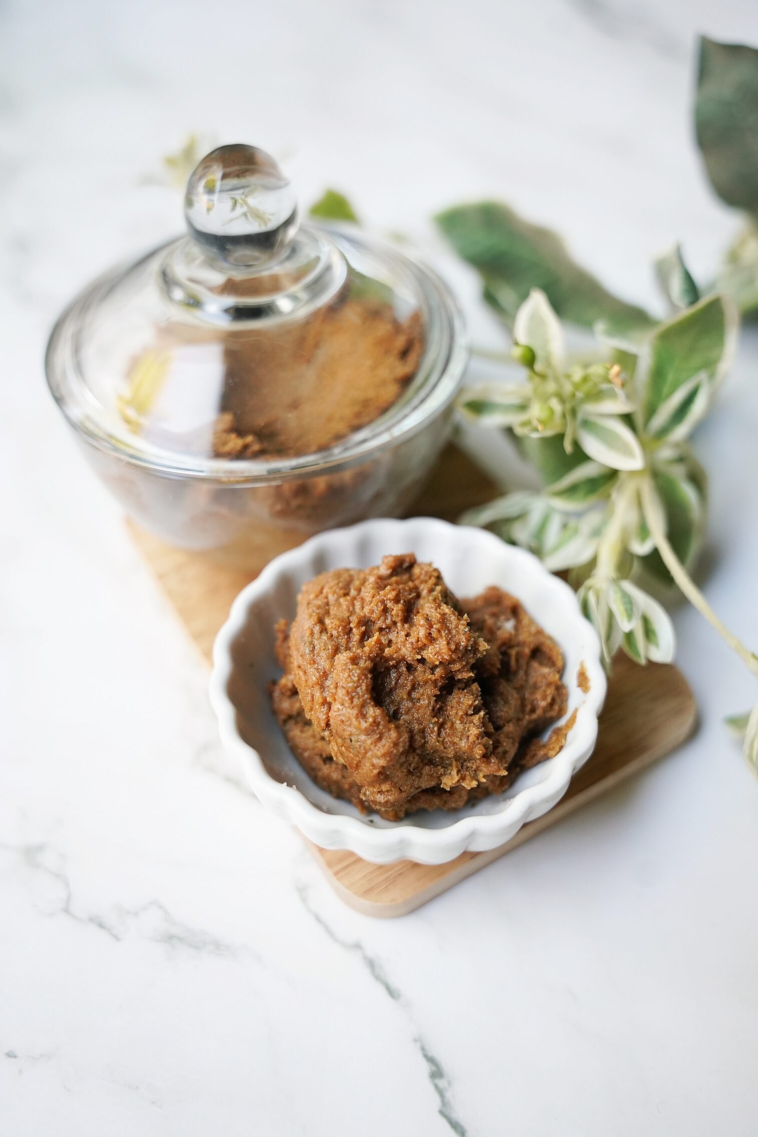 Coconut sugar scrub in bowl and in jar