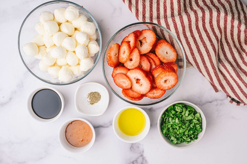 Ingredients: strawberry, mozzarella pearls, basil and ingredients for dressing