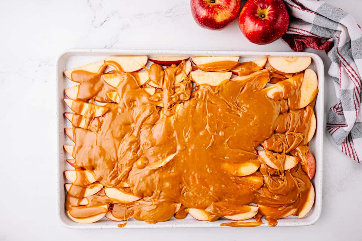 layering the melted caramel on the sliced apples