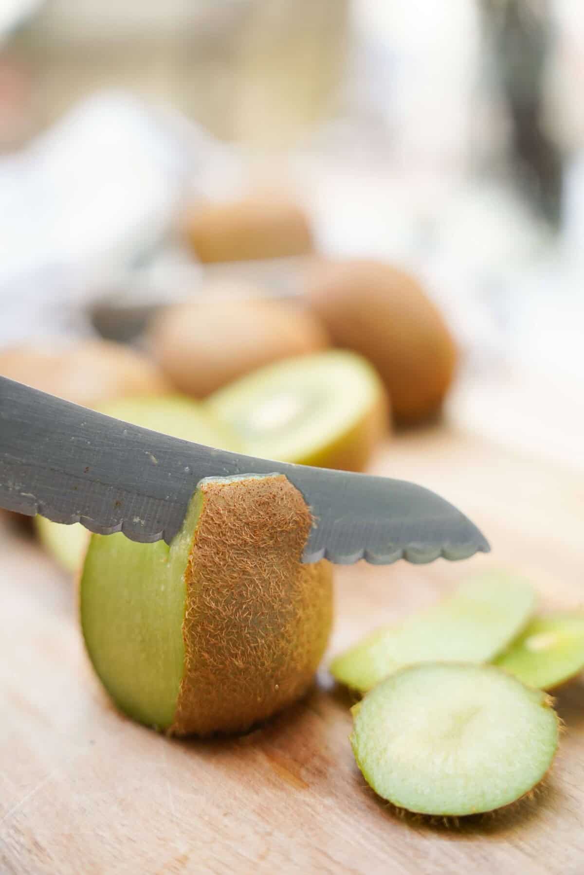 How to peel a kiwi with a knife