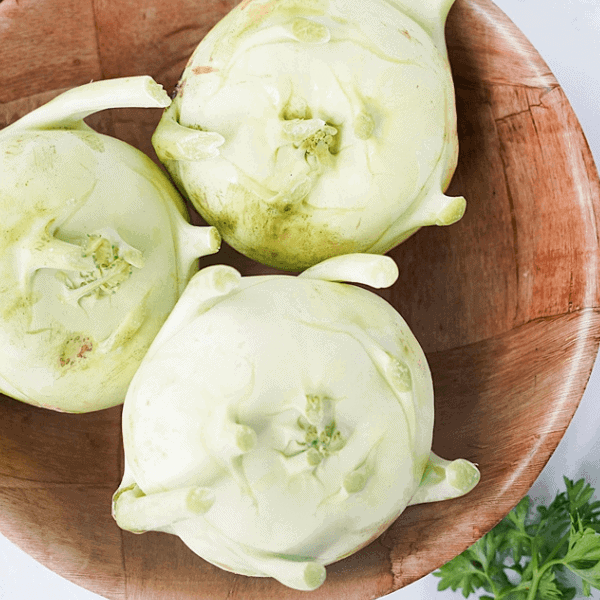 3 Kohlrabi in bowl