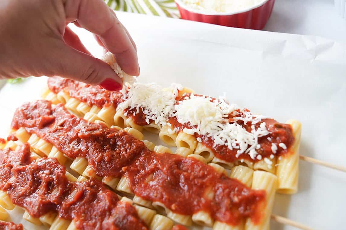 Layering mozzerella cheese on the pasta