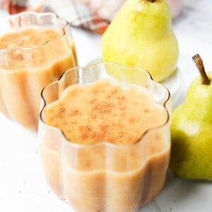 close up of pumpkin pie spice pear smoothie