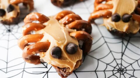 Easy Halloween Treat: Spooky 15-Minute Date Spiders (Healthy