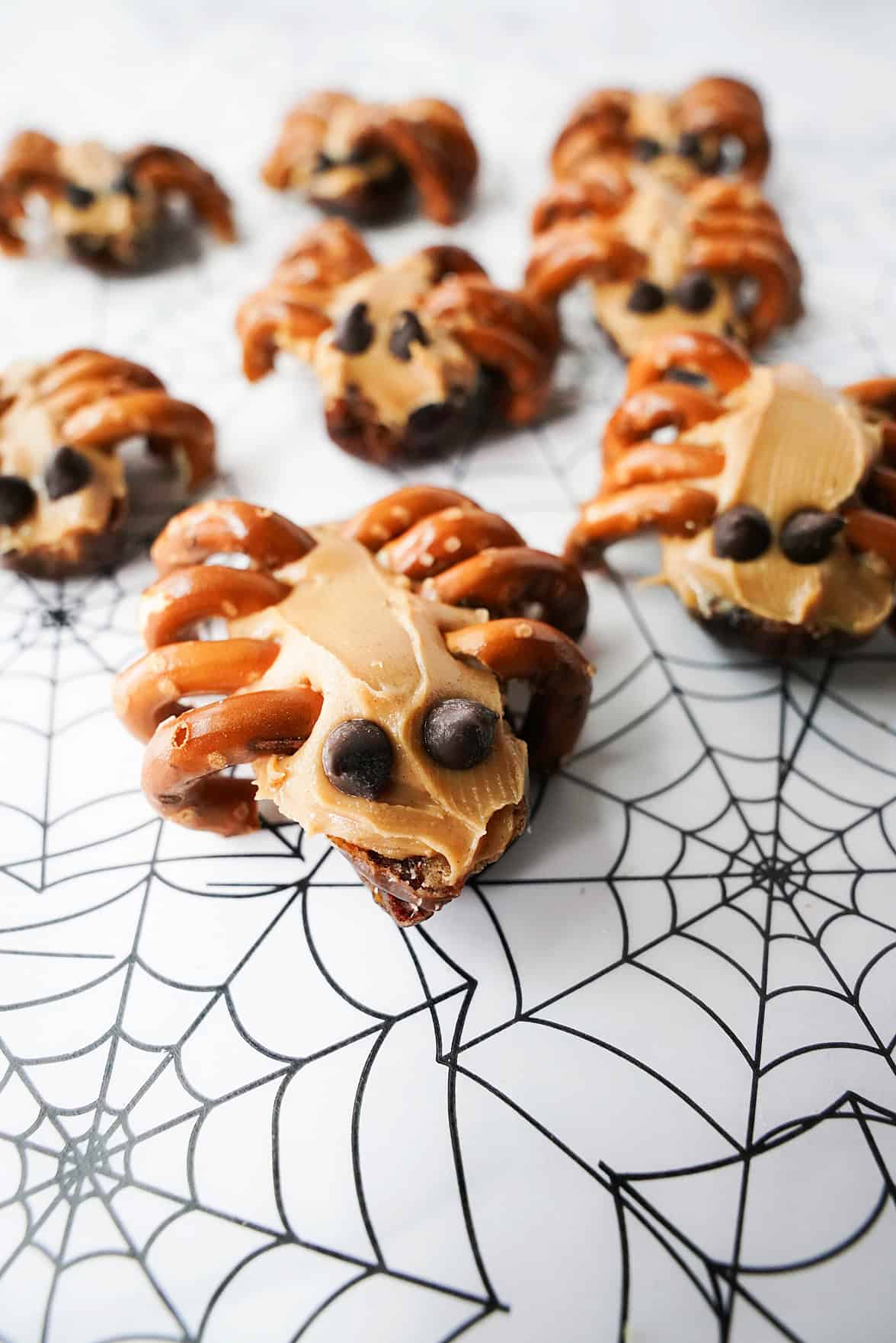 Easy Halloween Treat: Spooky 15-Minute Date Spiders (Healthy