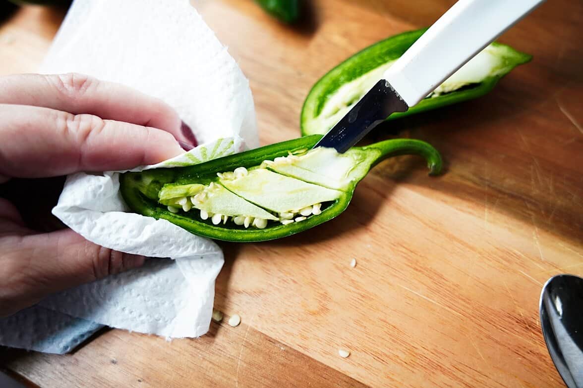 Deseeding jalapeno peppers