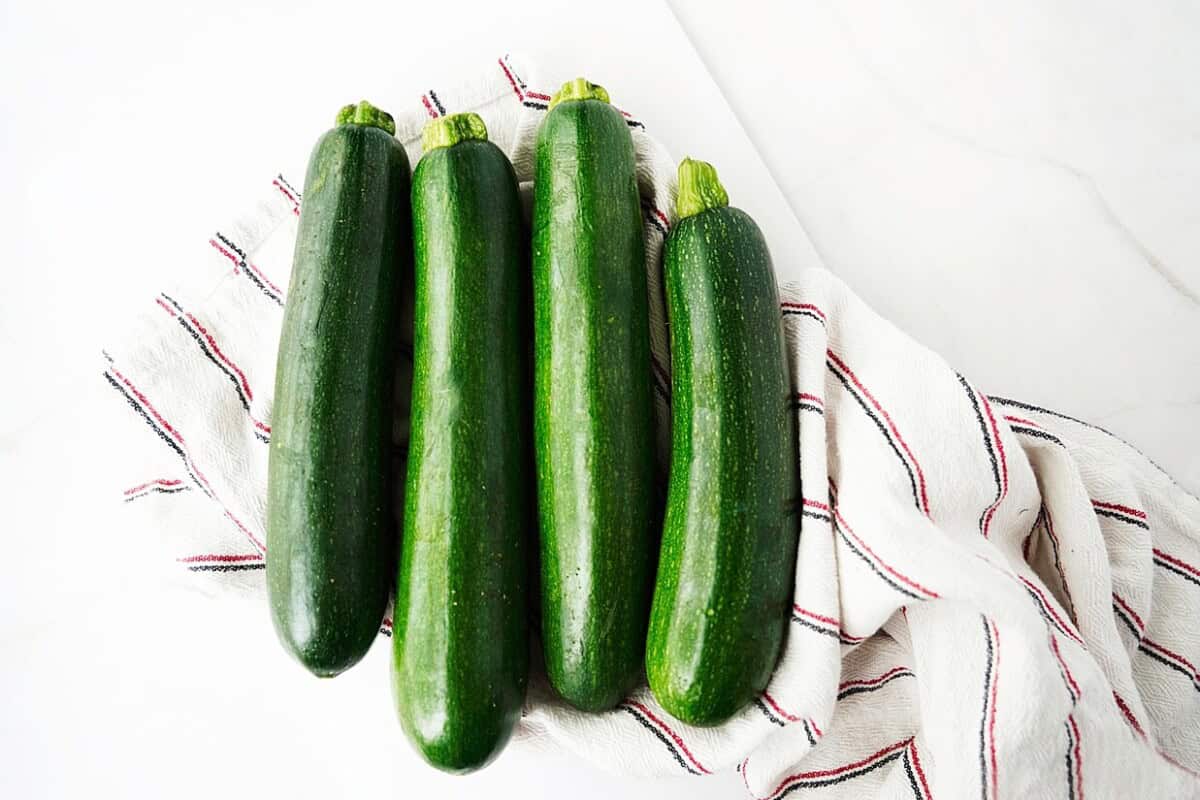 4 zucchinis on a towel