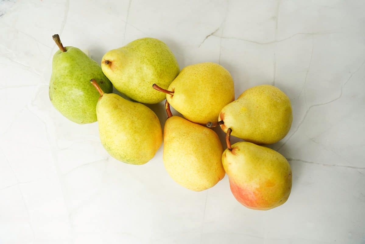 Green and yellow Bartletts in a diagonal line